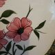 Plat en terre cuite à décor floral