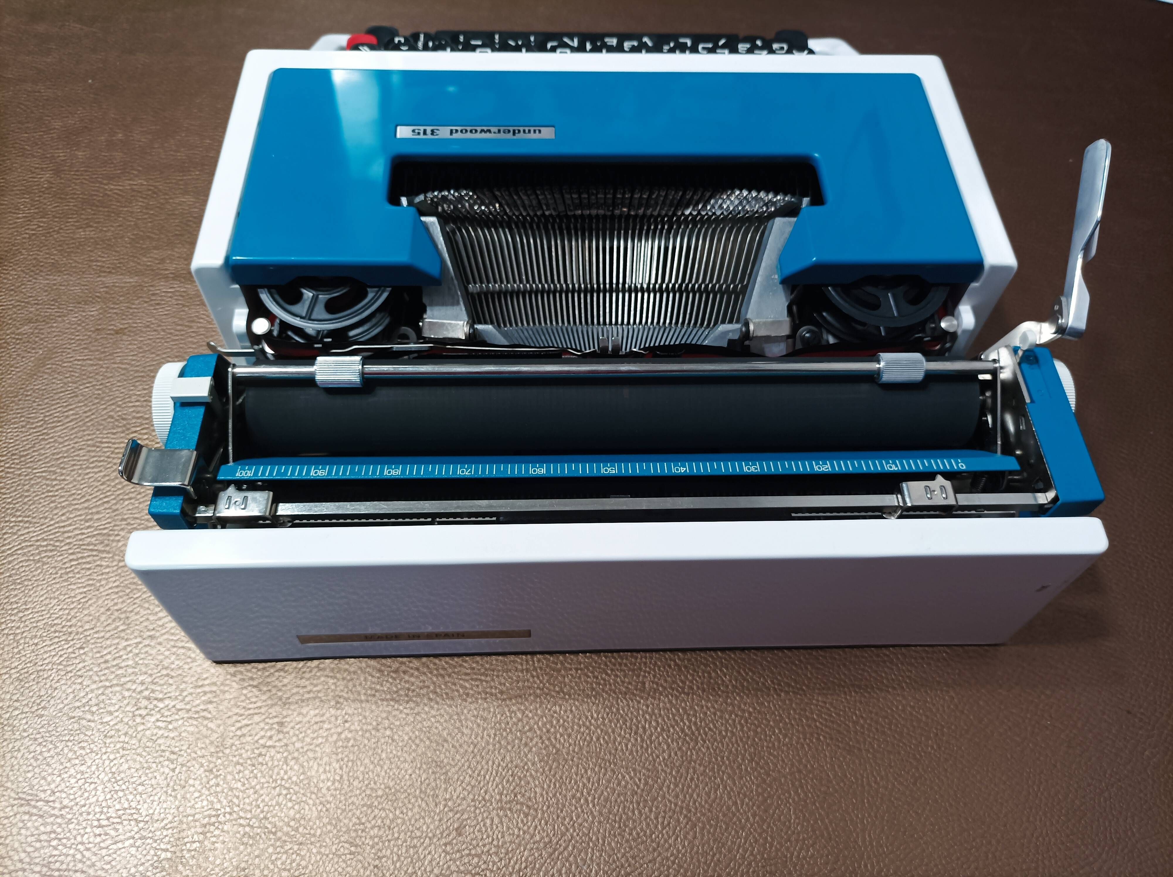 Underwood 315 portable blue typewriter with carrying case Like NEW
