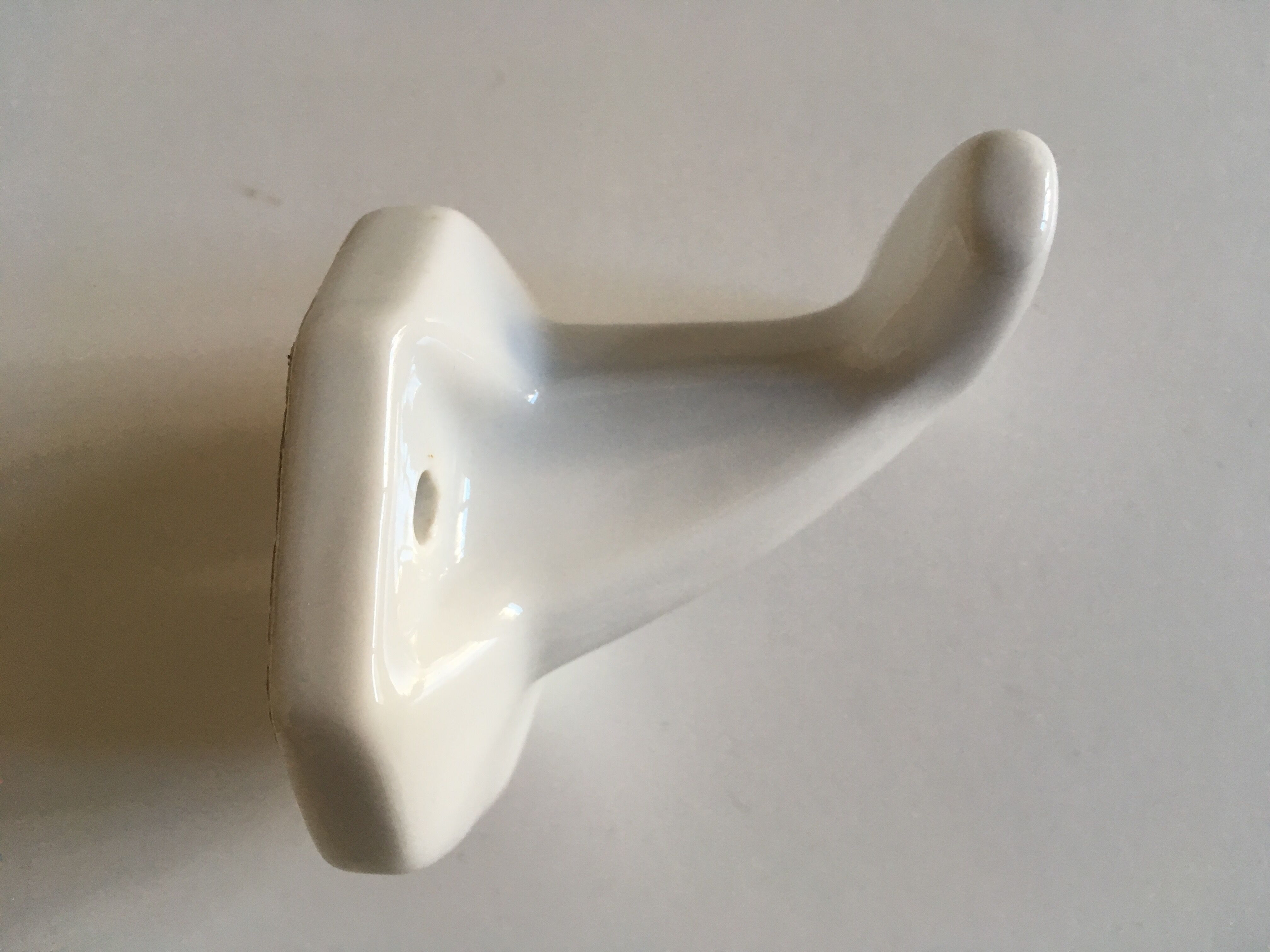 Bathroom patère in white art deco faience