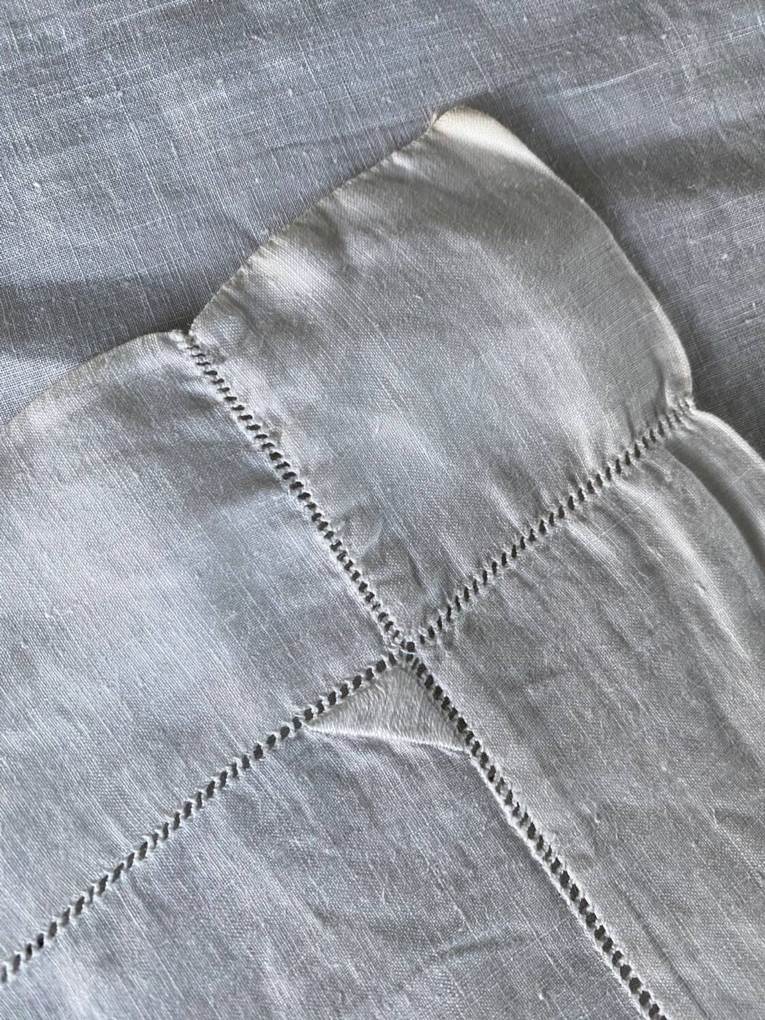 Nappe et 12 serviettes brodées et monogrammées