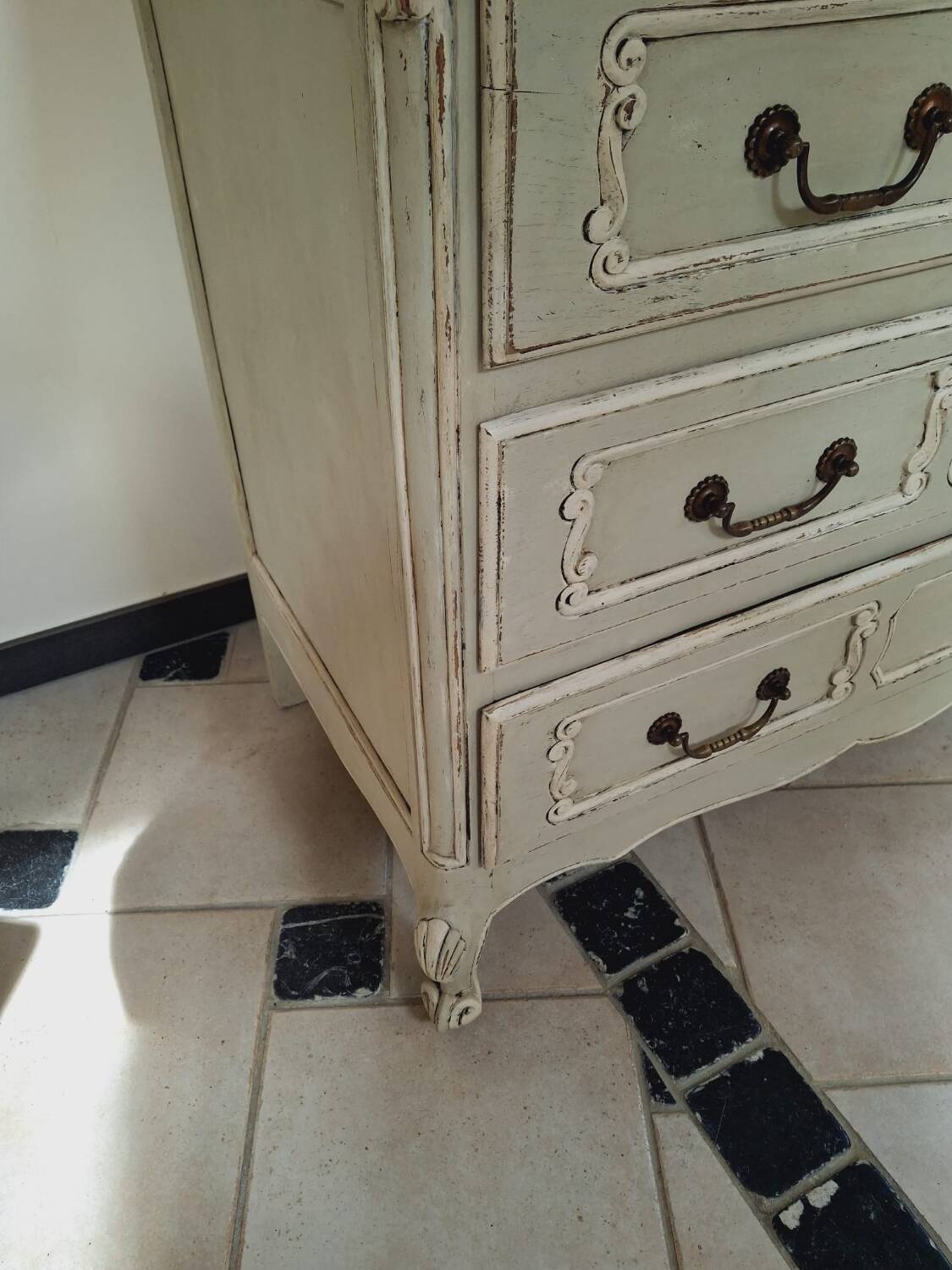 Distressed chest of drawers