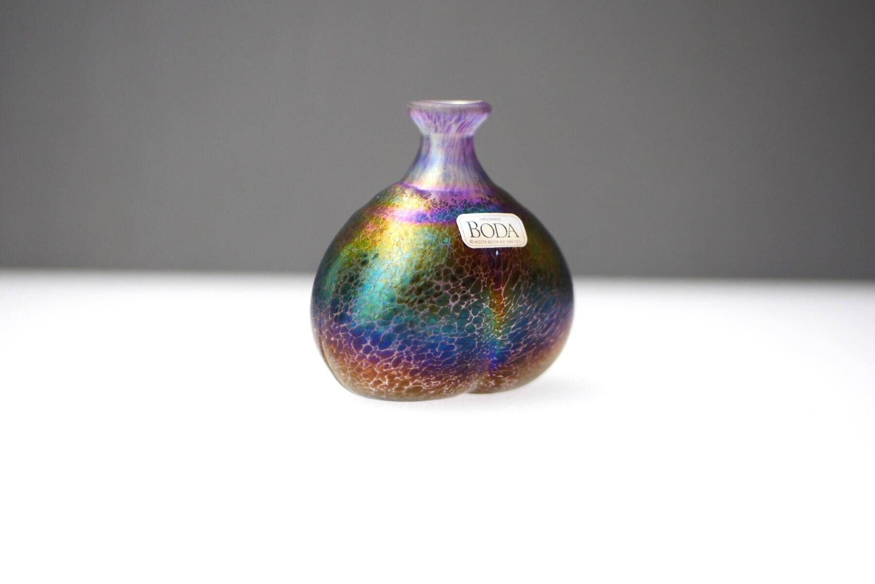 Vase en verre miniature scandinave de la collection d'artiste par Bertil Vallien pour Kosta Boda, Suède, années 1980.