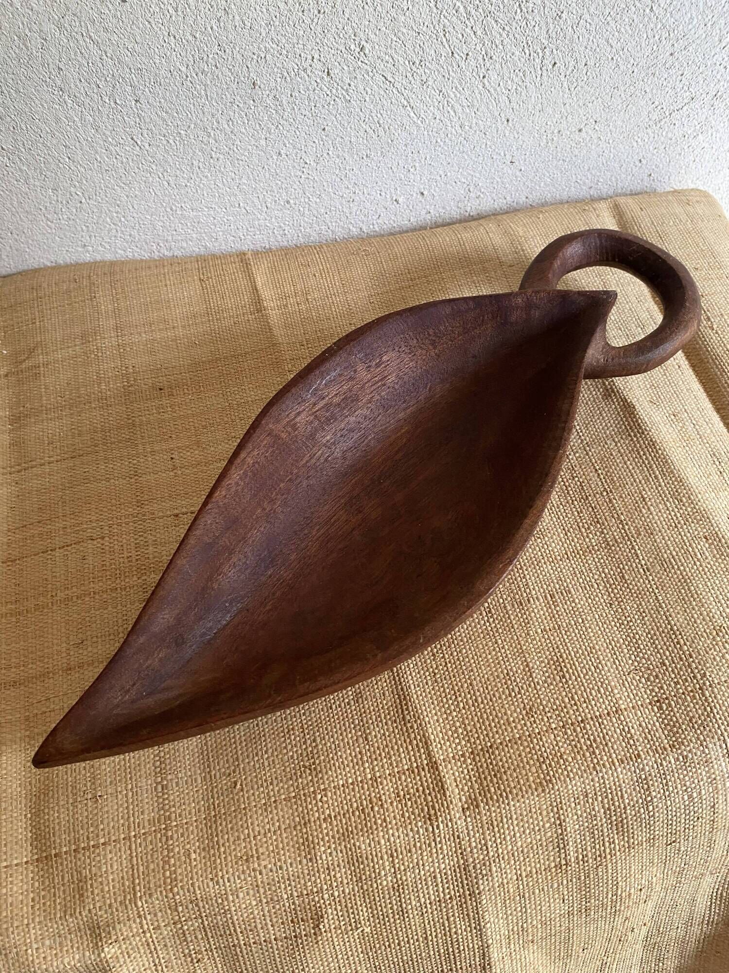 Wooden plate sculpted piece
