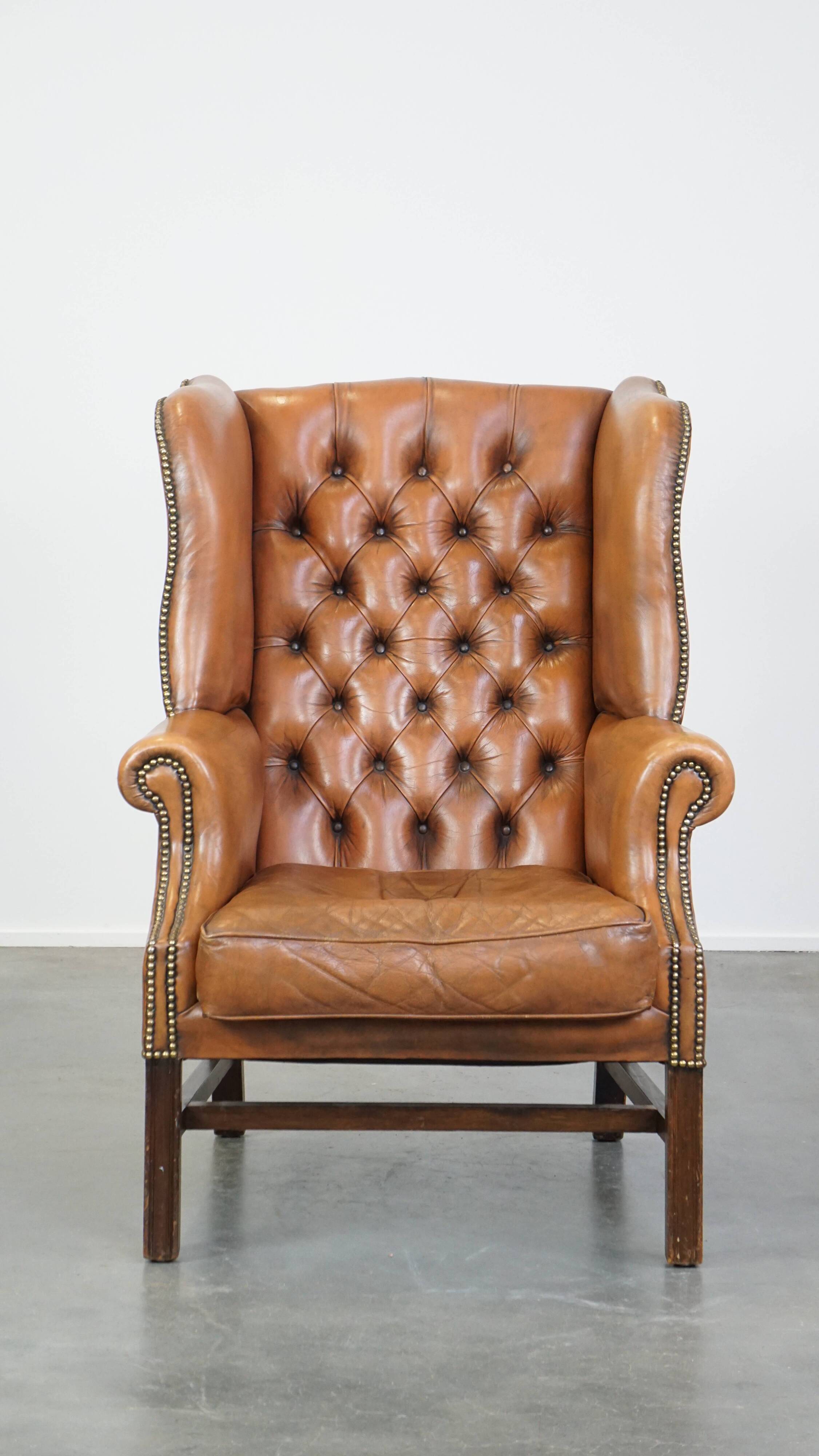 Fauteuil Chesterfield anglais classique en cuir de vachette couleur cognac clair