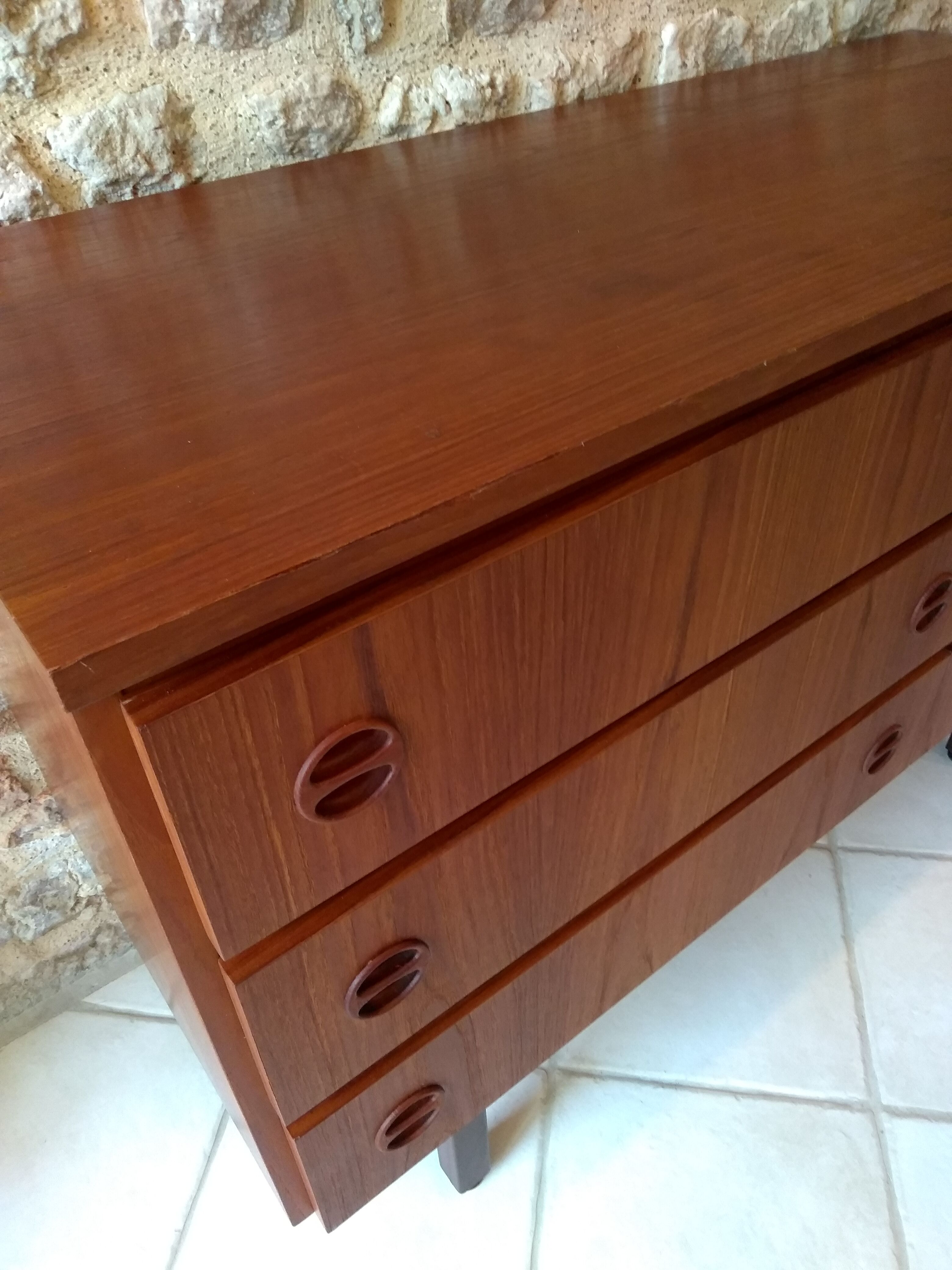 Scandinavian commodus/hairdresser