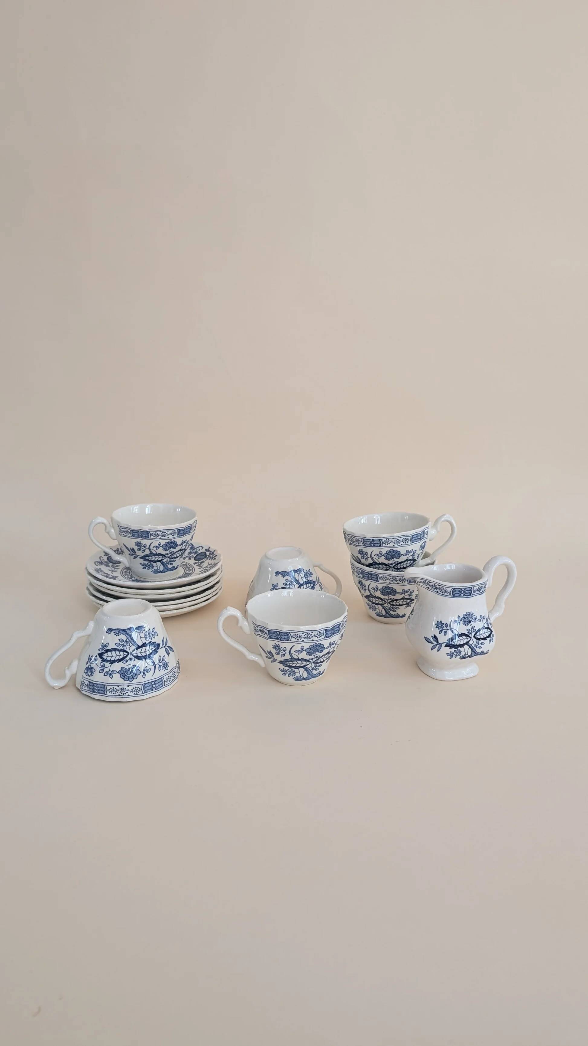 Ensemble de 6 tasses à café et son pot à lait