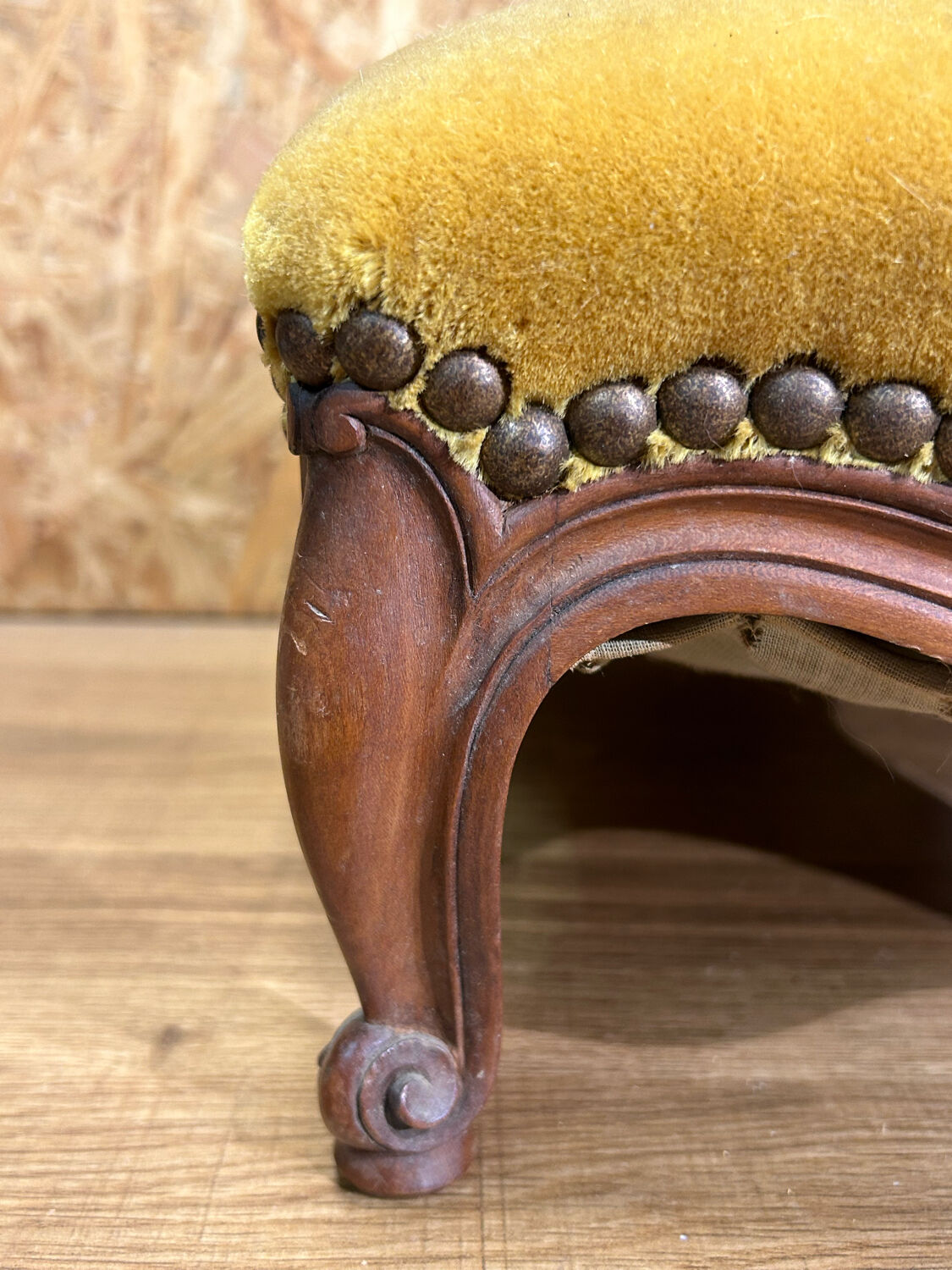 Ancien repose pied bois tissu velours ocre tabouret style Louis XV vintage