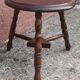 Tabouret bas tripode en bois.