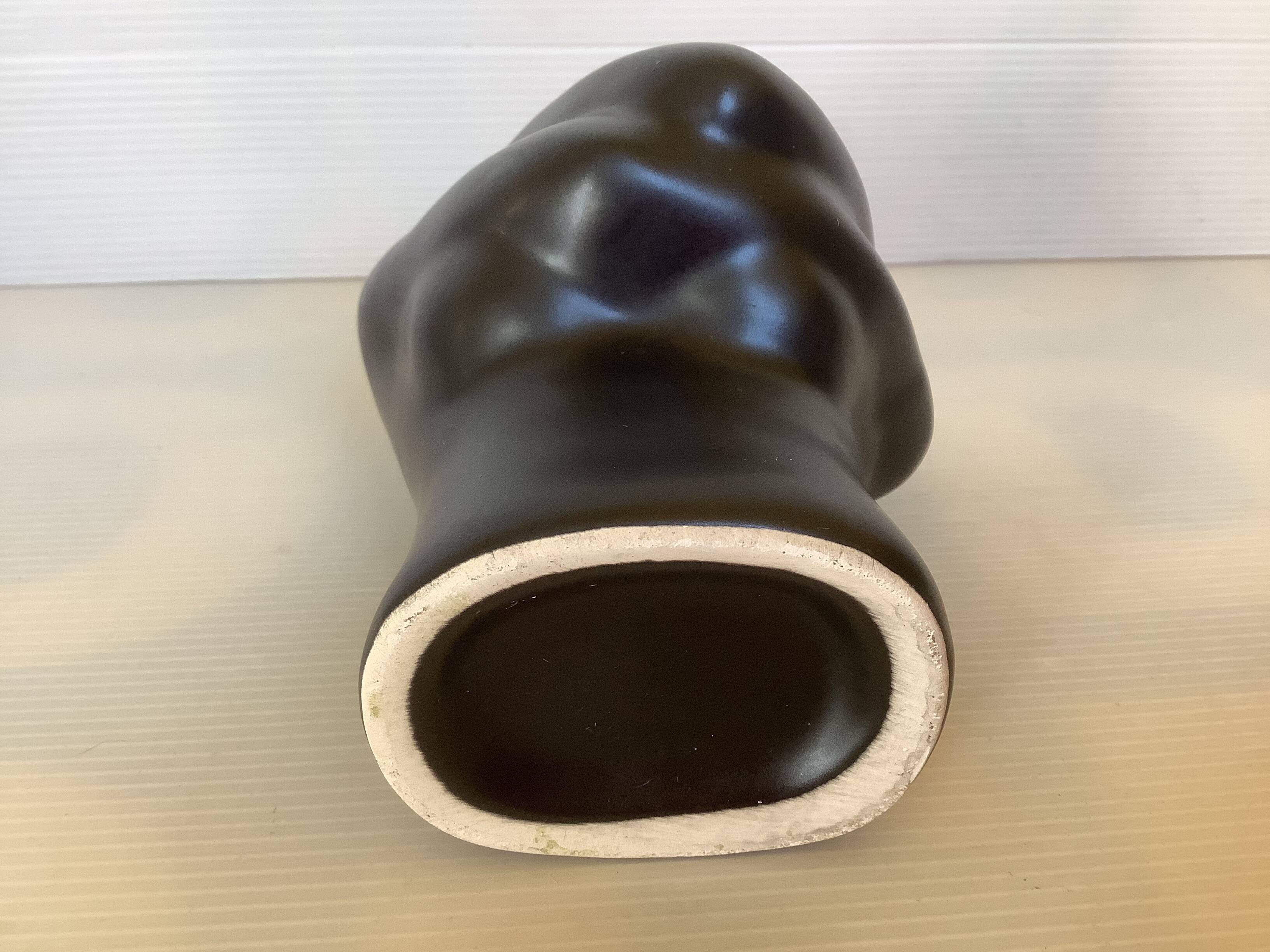 Single flower vase bust black glaze