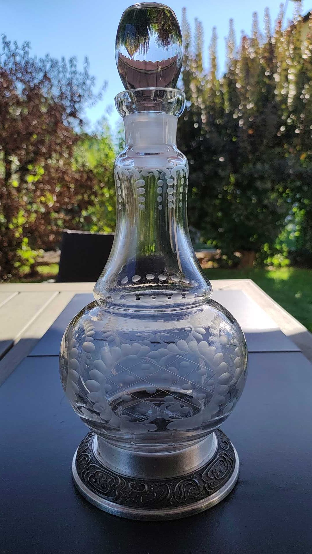 Refined carafe ball shape, pear neck. in finely engraved crystal