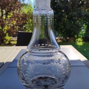 Carafe raffinée forme boule, col forme poire. en cristal finement gravé