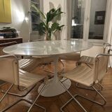Tulip marble dining table
