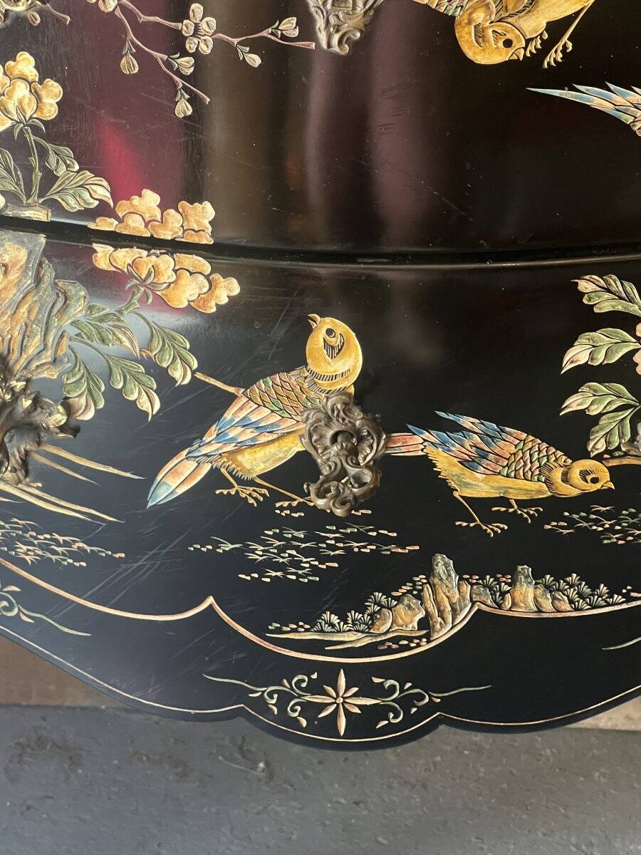 Curved lacquered wooden chest of drawers with Chinese decoration – 20th century (circa 1950-1960)