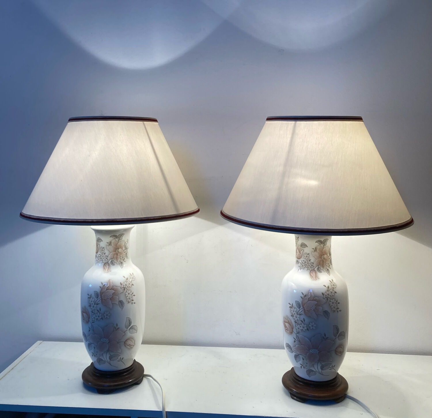 Asian lamps in earthenware from the 1970s/80s with handmade floral decoration.