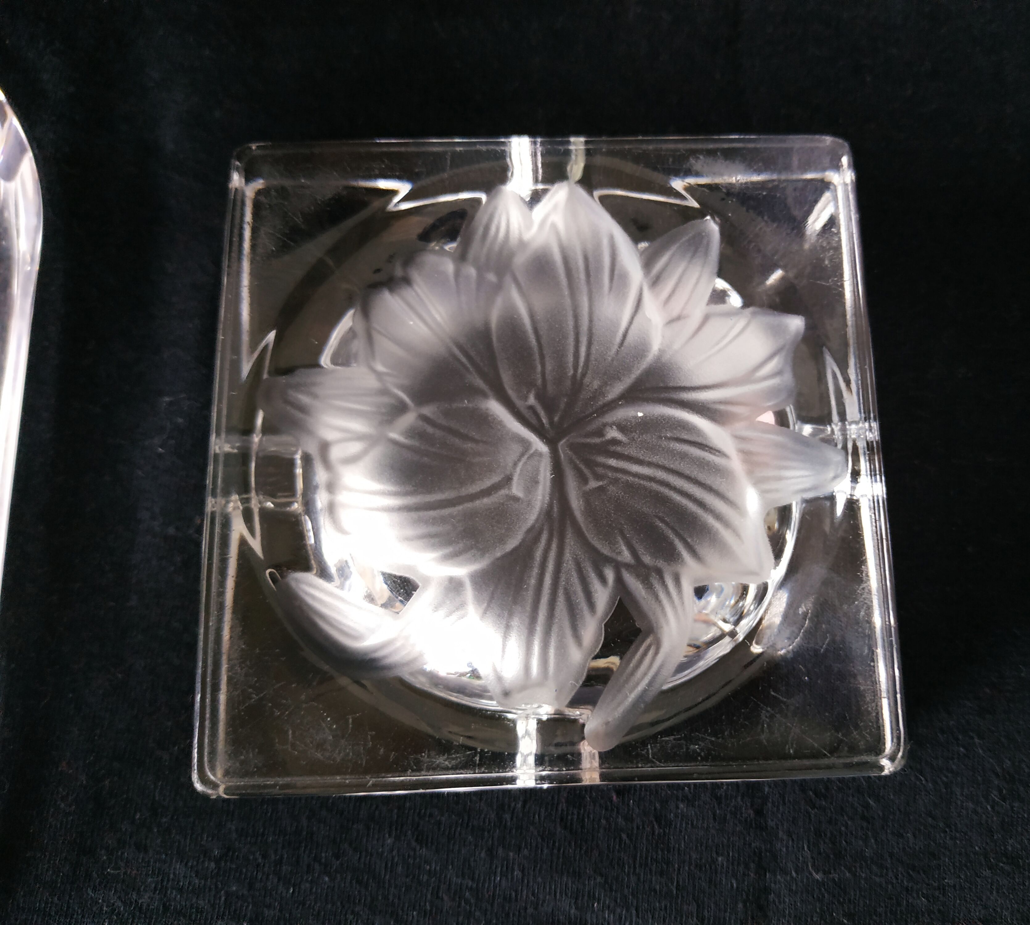 Ensemble de deux cendriers vintage en verre gravé chat et fleur