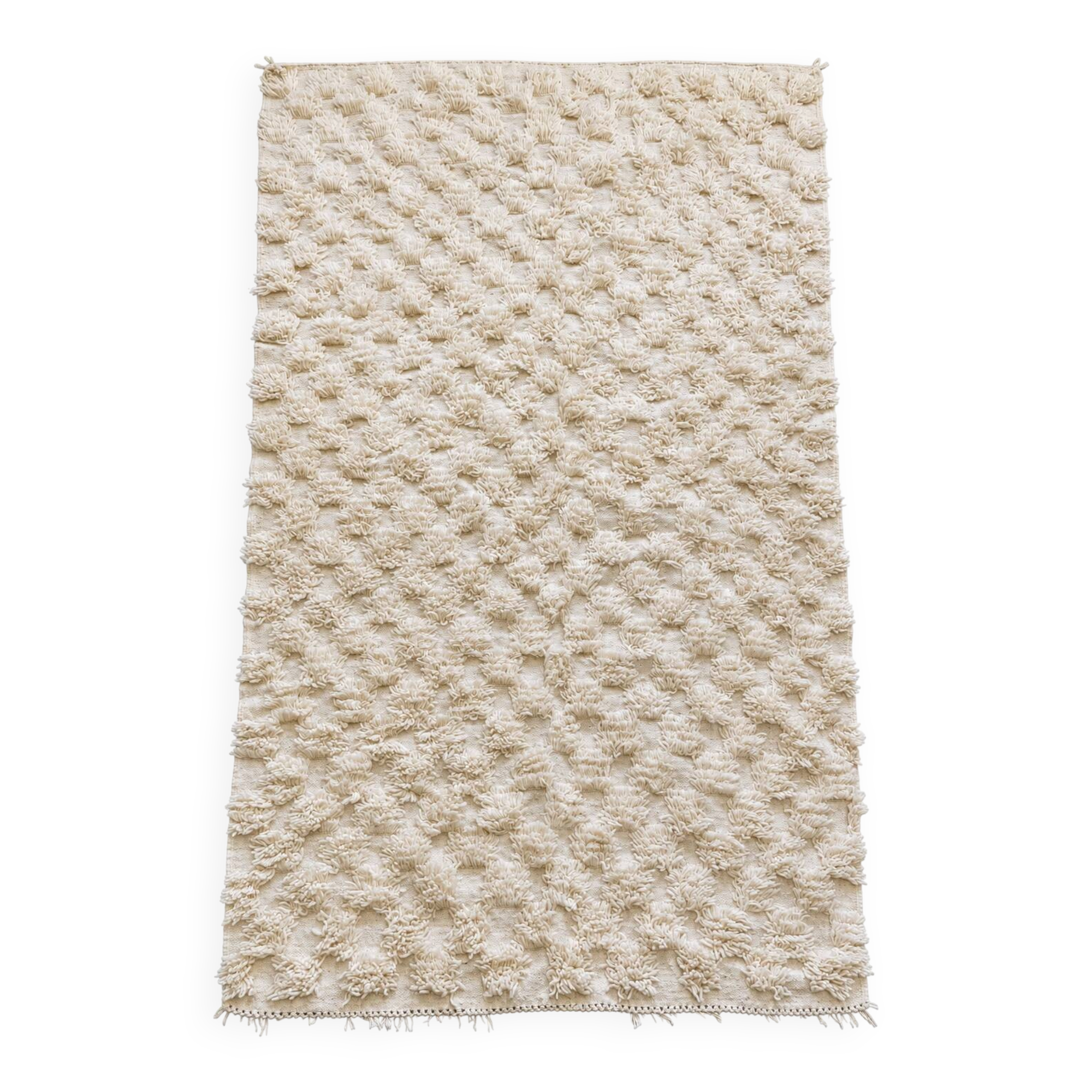 Ecru Berber rug with wool tufts and relief patterns – 250 × 152 cm