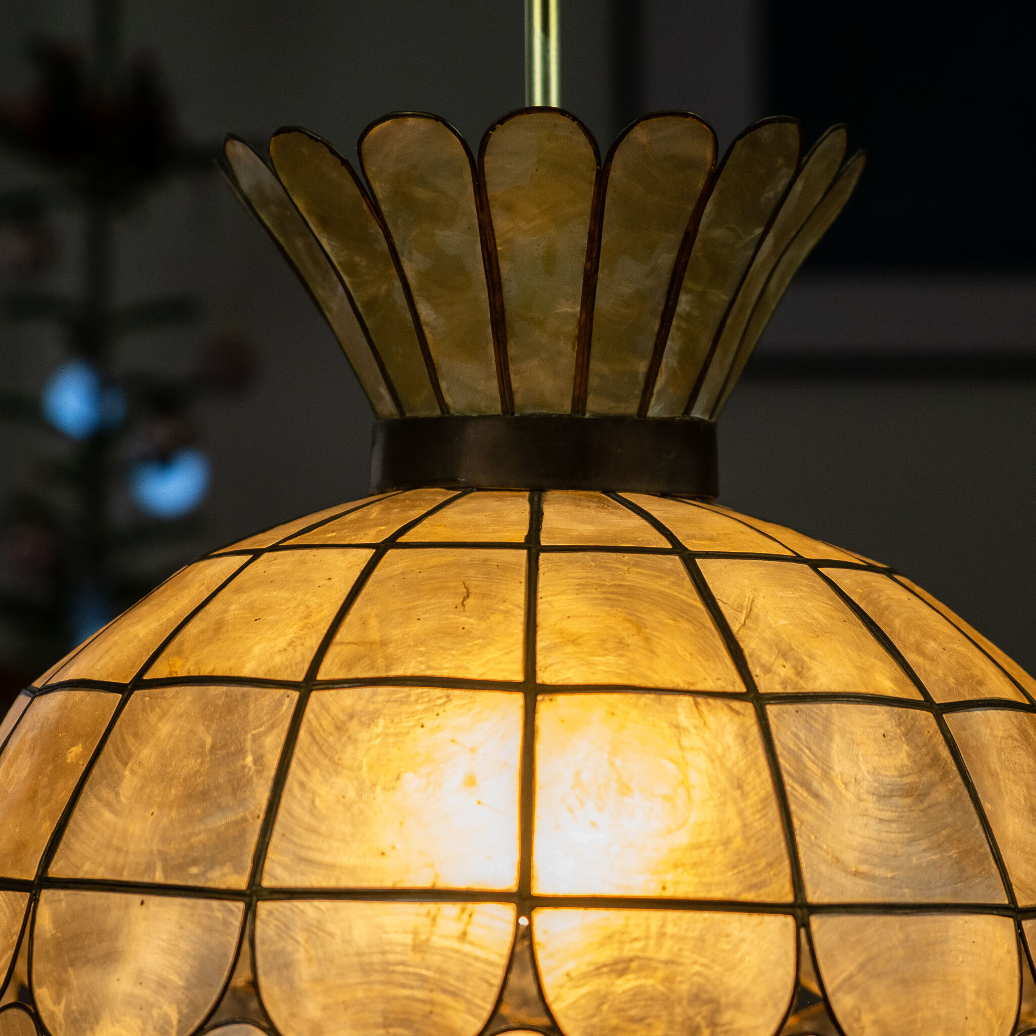 Suspension in mother-of-pearl of the 1950s