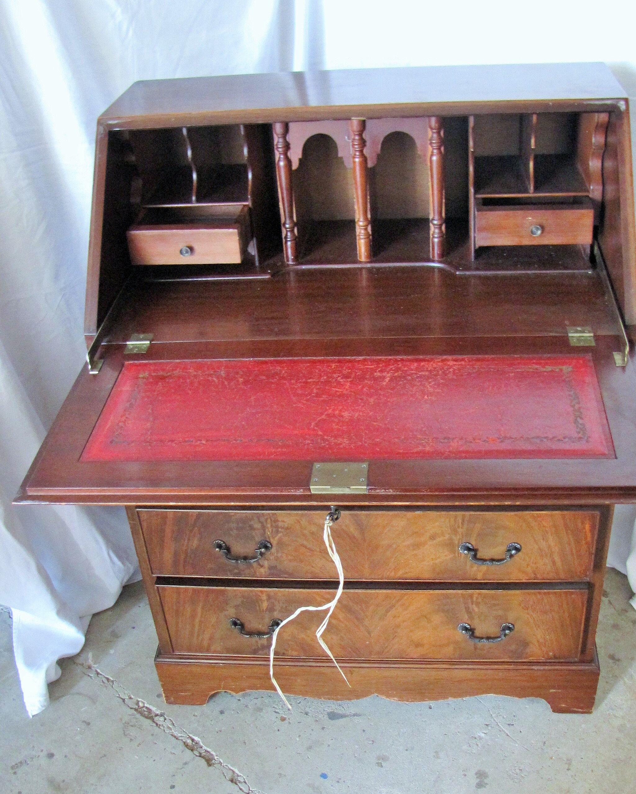 English secretary in walnut grazing