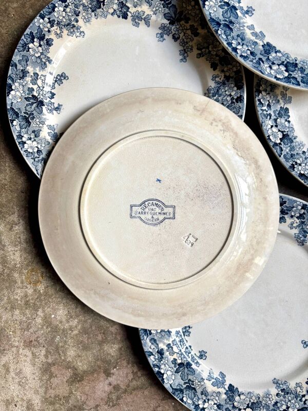 6 assiettes plates Sarreguemines en terre de fer bleue, service ''Récamier