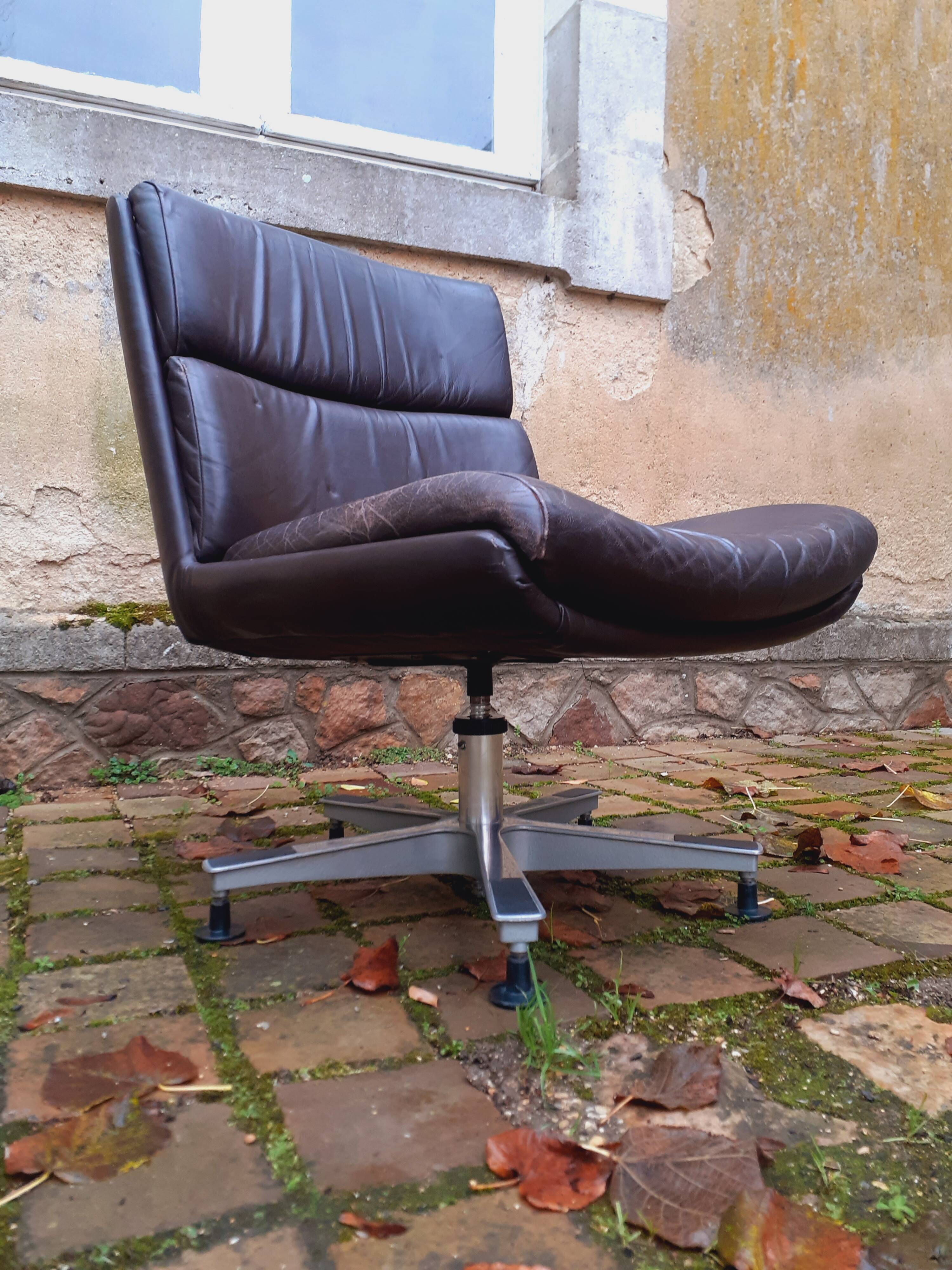 Swivel leather armchair from the 70s, Italian design.
