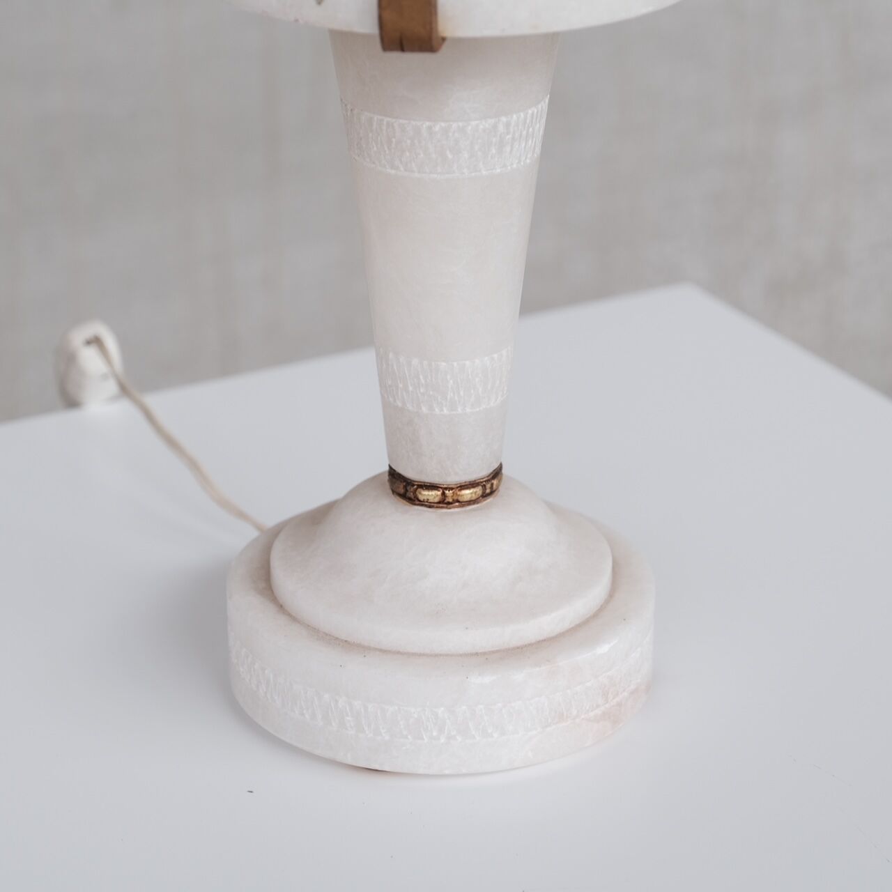 Alabaster french mid-century table lamp (6/7)