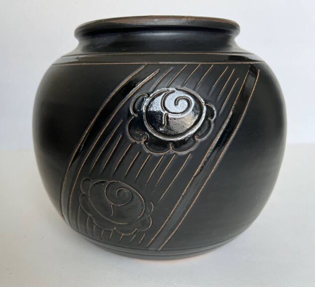 Vase boule Art déco en céramique noire