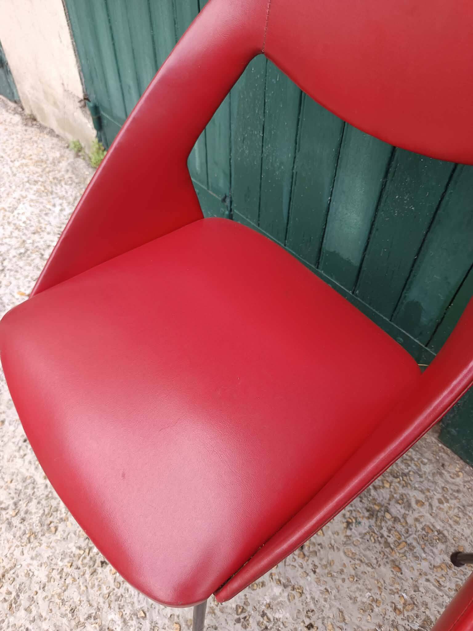 Paire de fauteuils Skaï rouge 1970