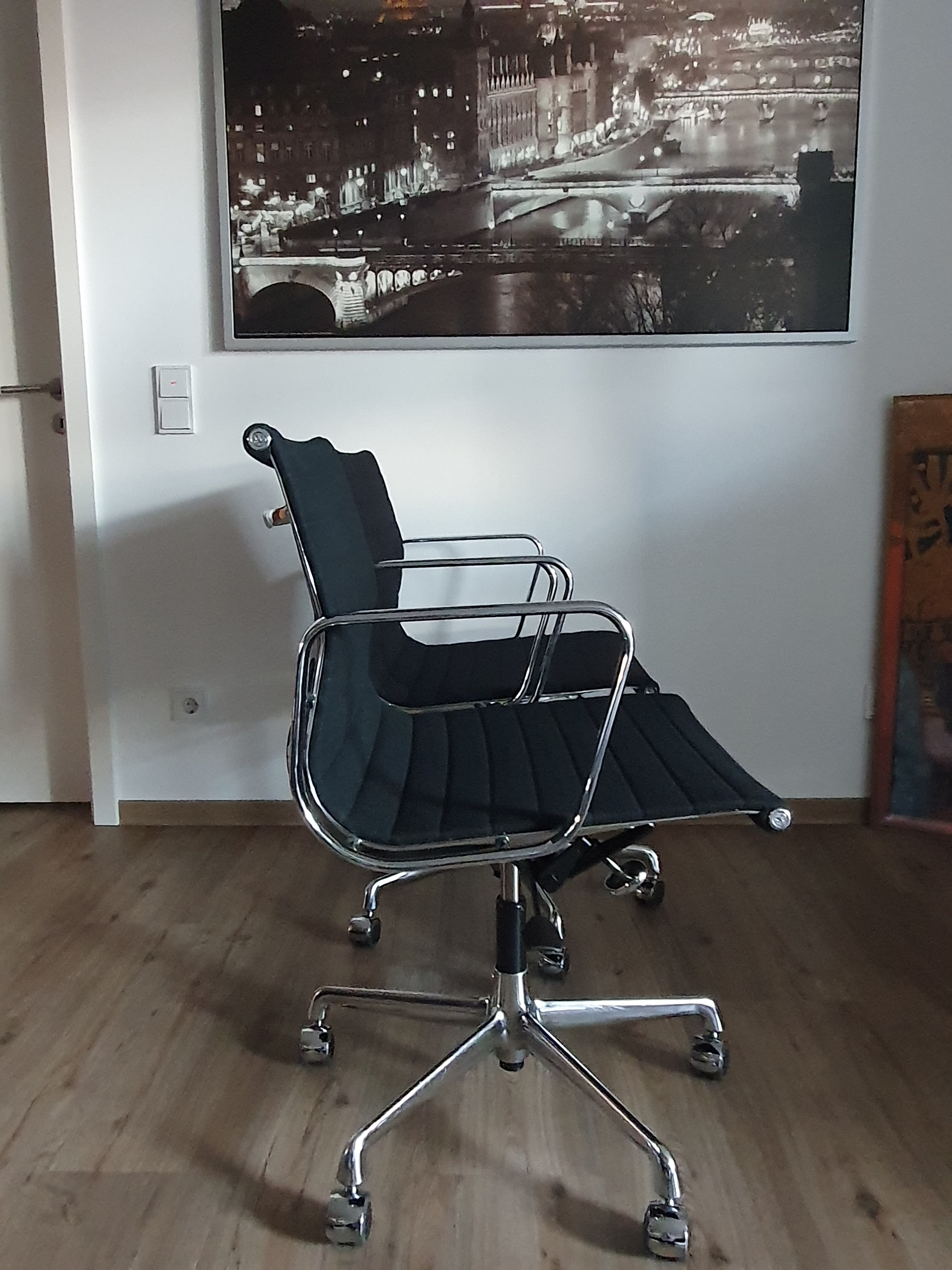 EA 117 Office chairs by Charles & Ray Eames for Vitra