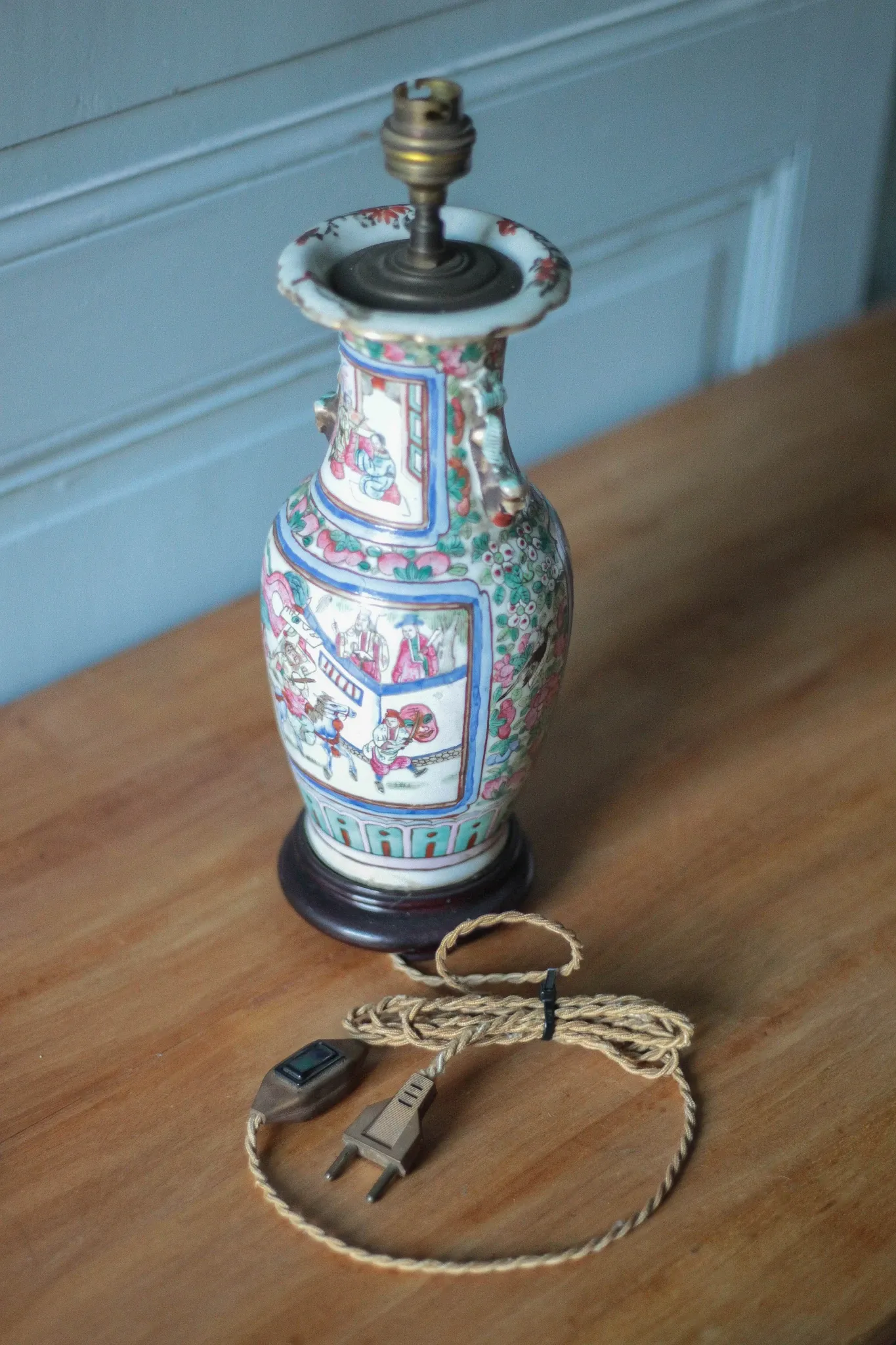 Canton porcelain table lamp, Chinese lamp with polychrome decoration.