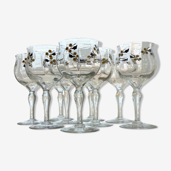Service de 9 verres à pieds en cristal émaillé d'un décor de fleurs de mimosa