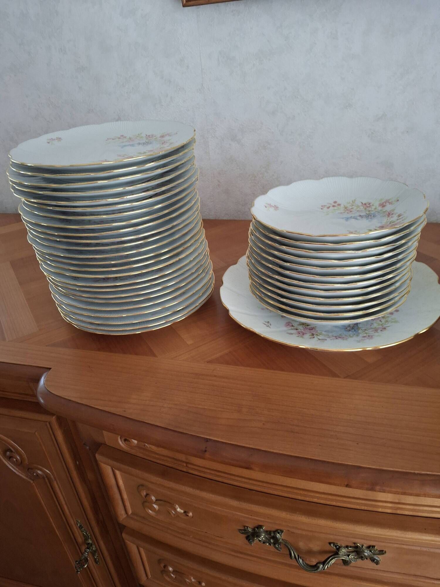 Complete porcelain dinner service