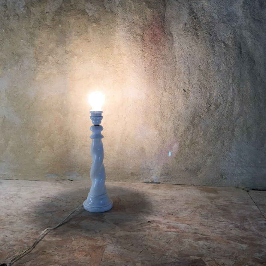 Twisted lamp foot in white alabaster