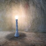 Pied de lampe torsadé en albâtre blanc