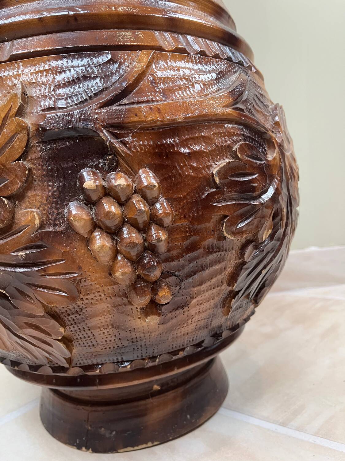 Important carved wooden jar