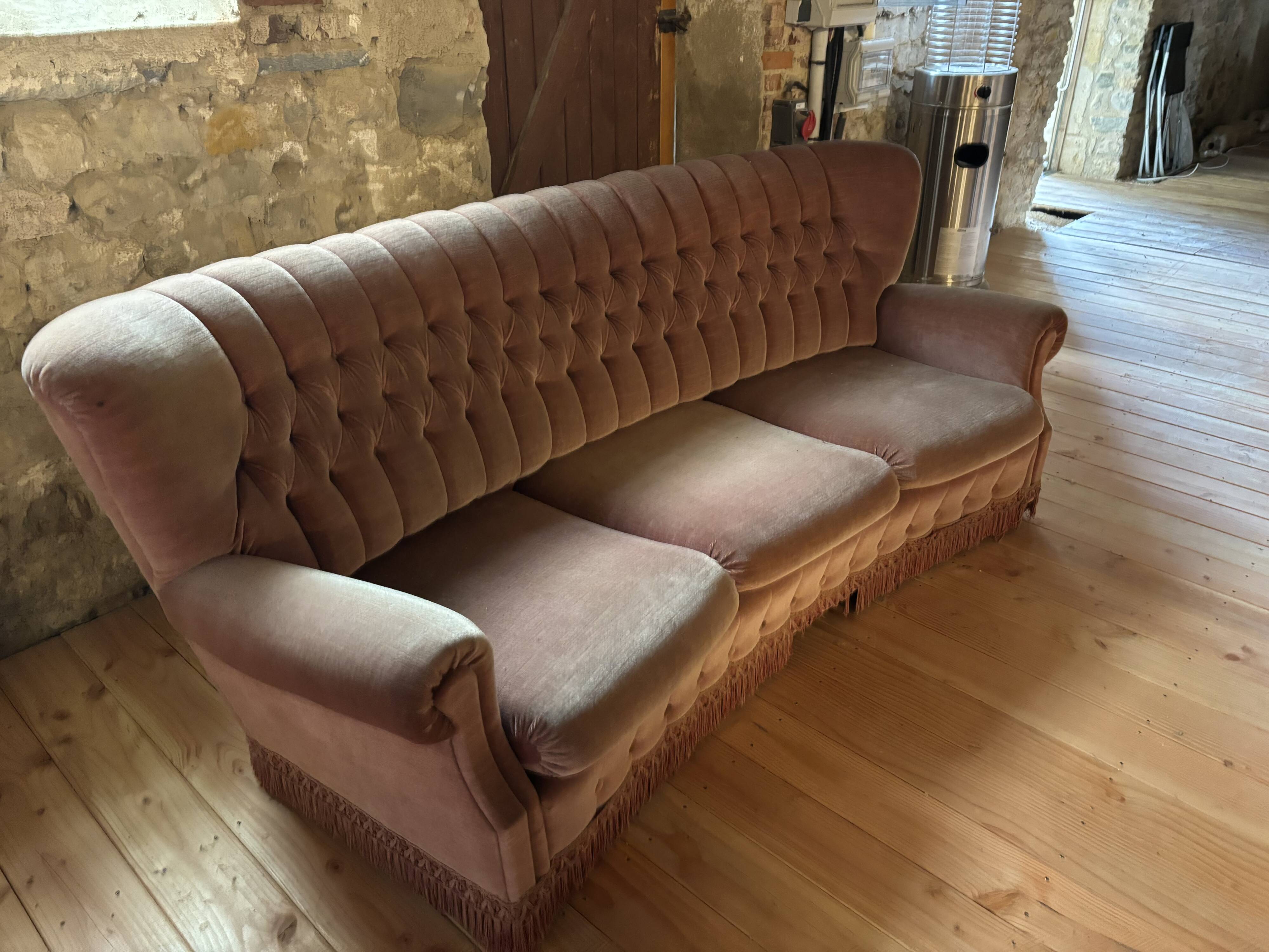 Living room with a three-seater sofa and two armchairs.