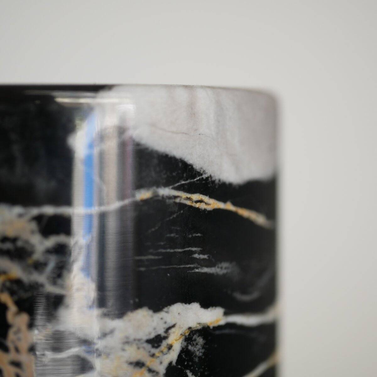 Vase en marbre Portoro noir et doré par Angelo Mangiarotti pour Skipper, années 70.