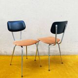 Paire de chaises en métal chromé, skaï noir et velours, années 70