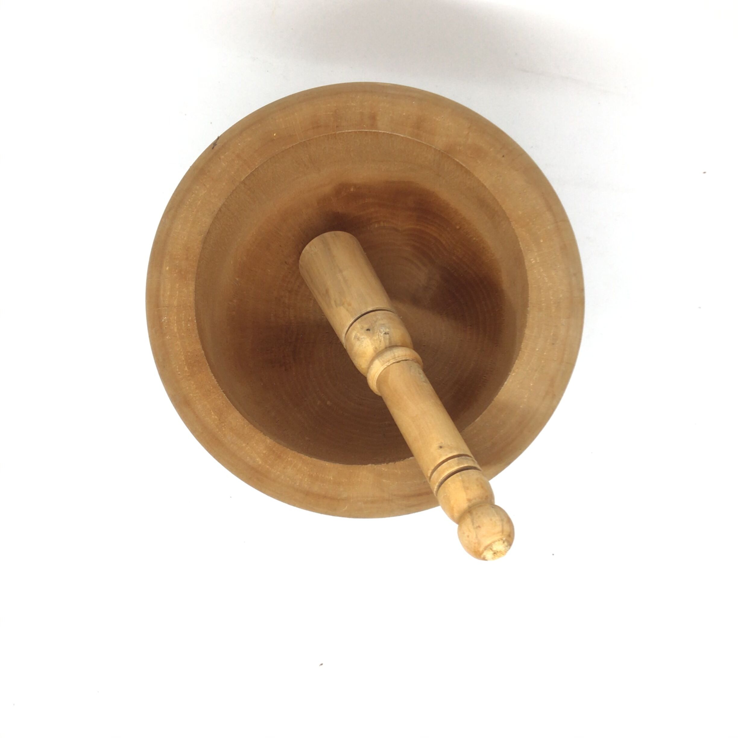 Mortier et pilon en bois brut