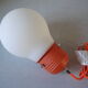 Suspension baladeuse en forme d'ampoule globe verre opaline métal orange