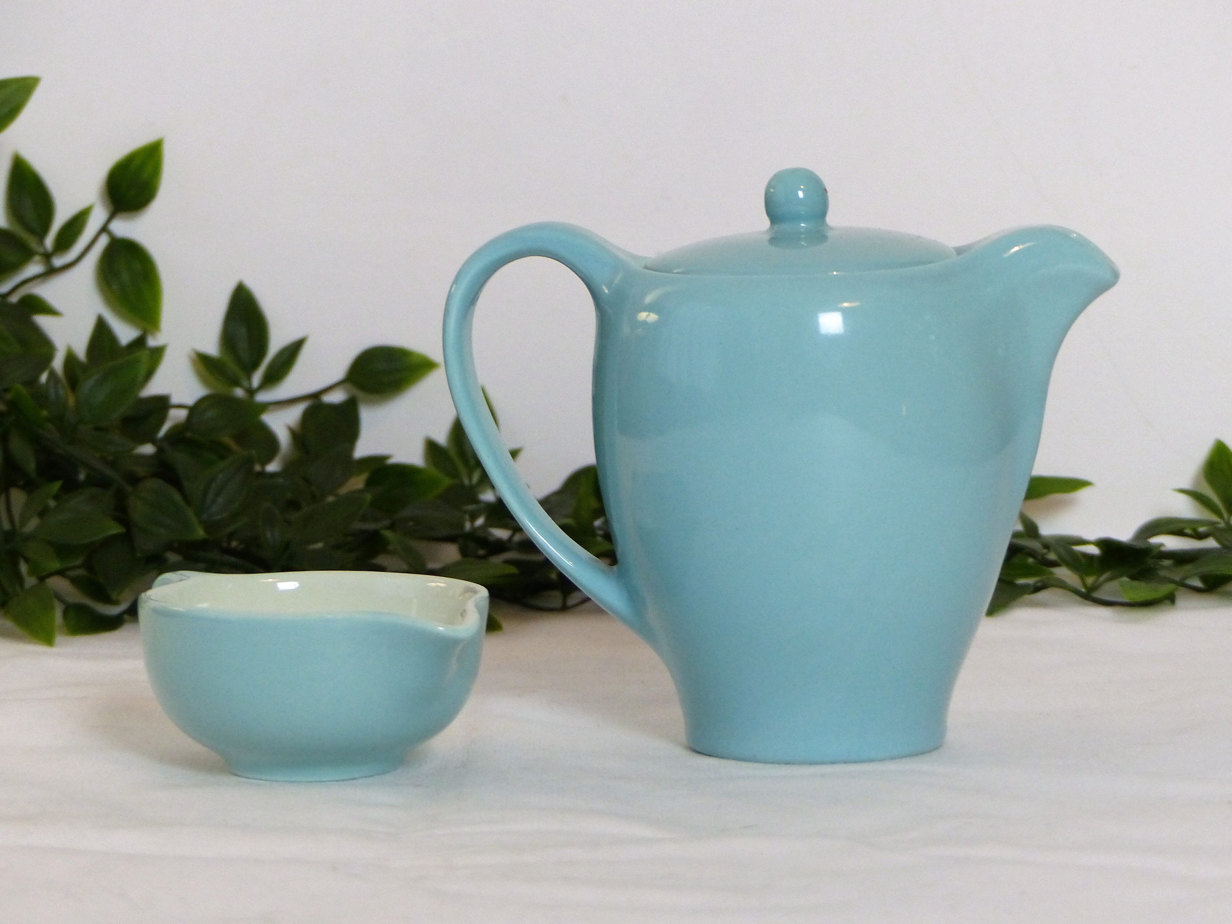 Teapot and its milk pot