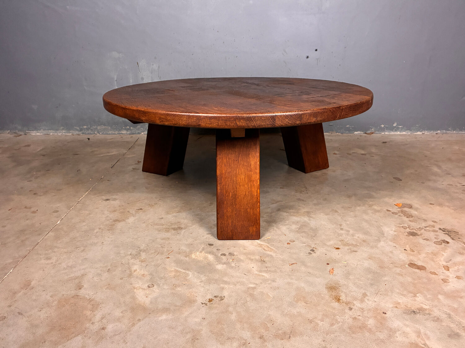 Table basse ronde brutaliste en chêne massif
