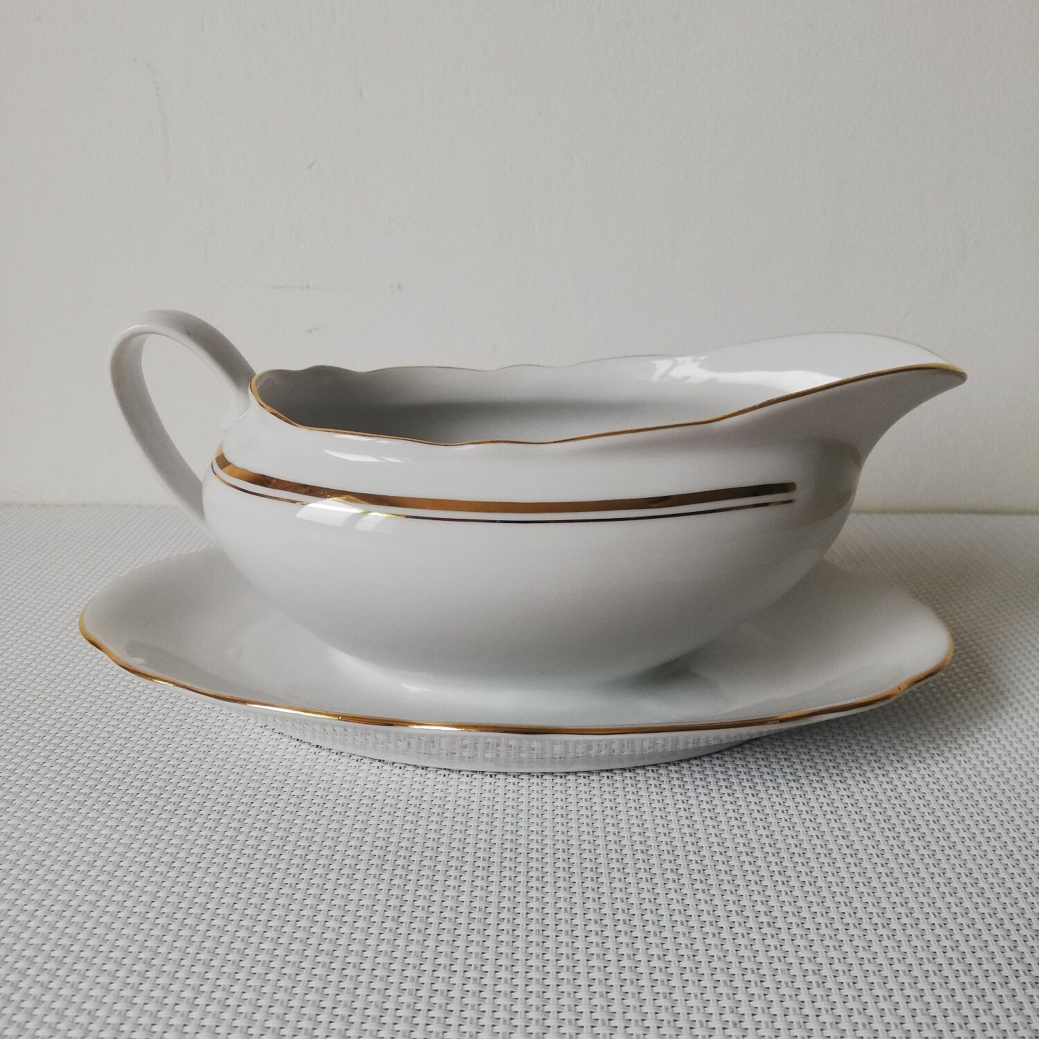 Gravy boat