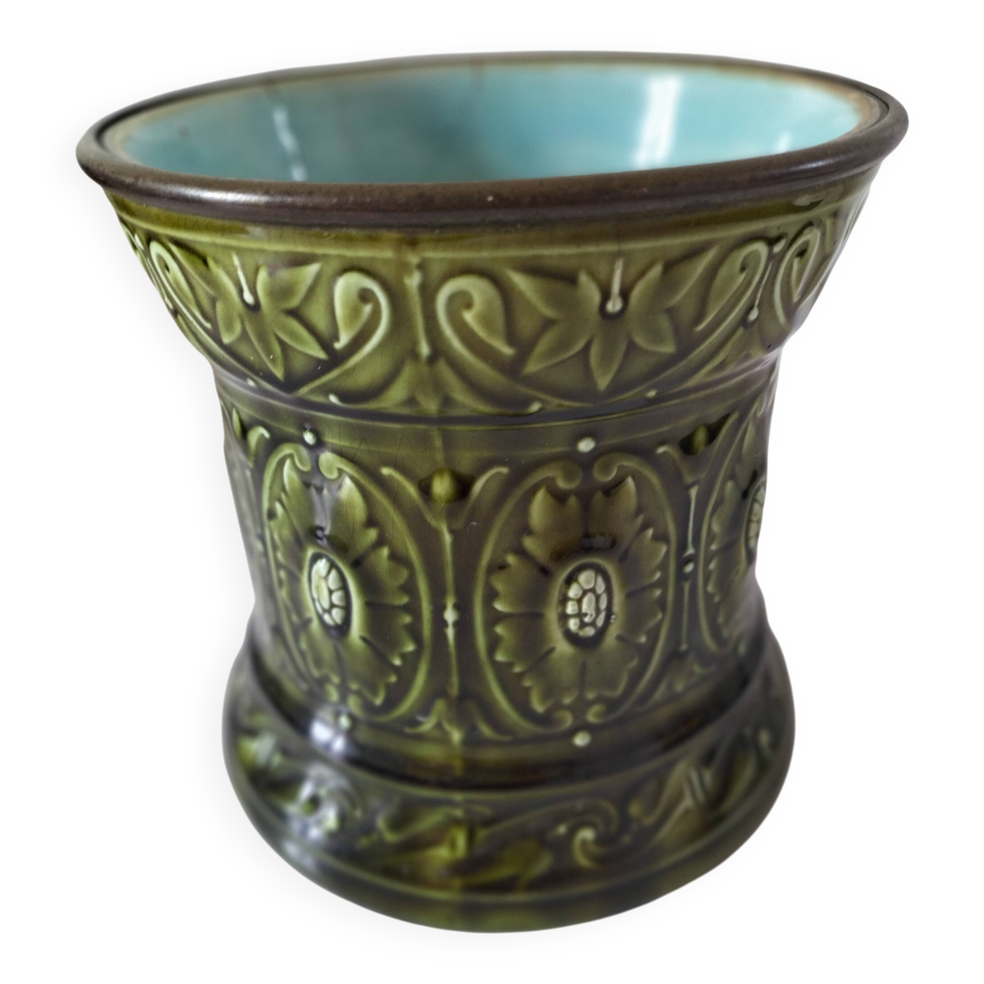 Old Sarreguemines cache-pot in Majolica style with relief decoration.