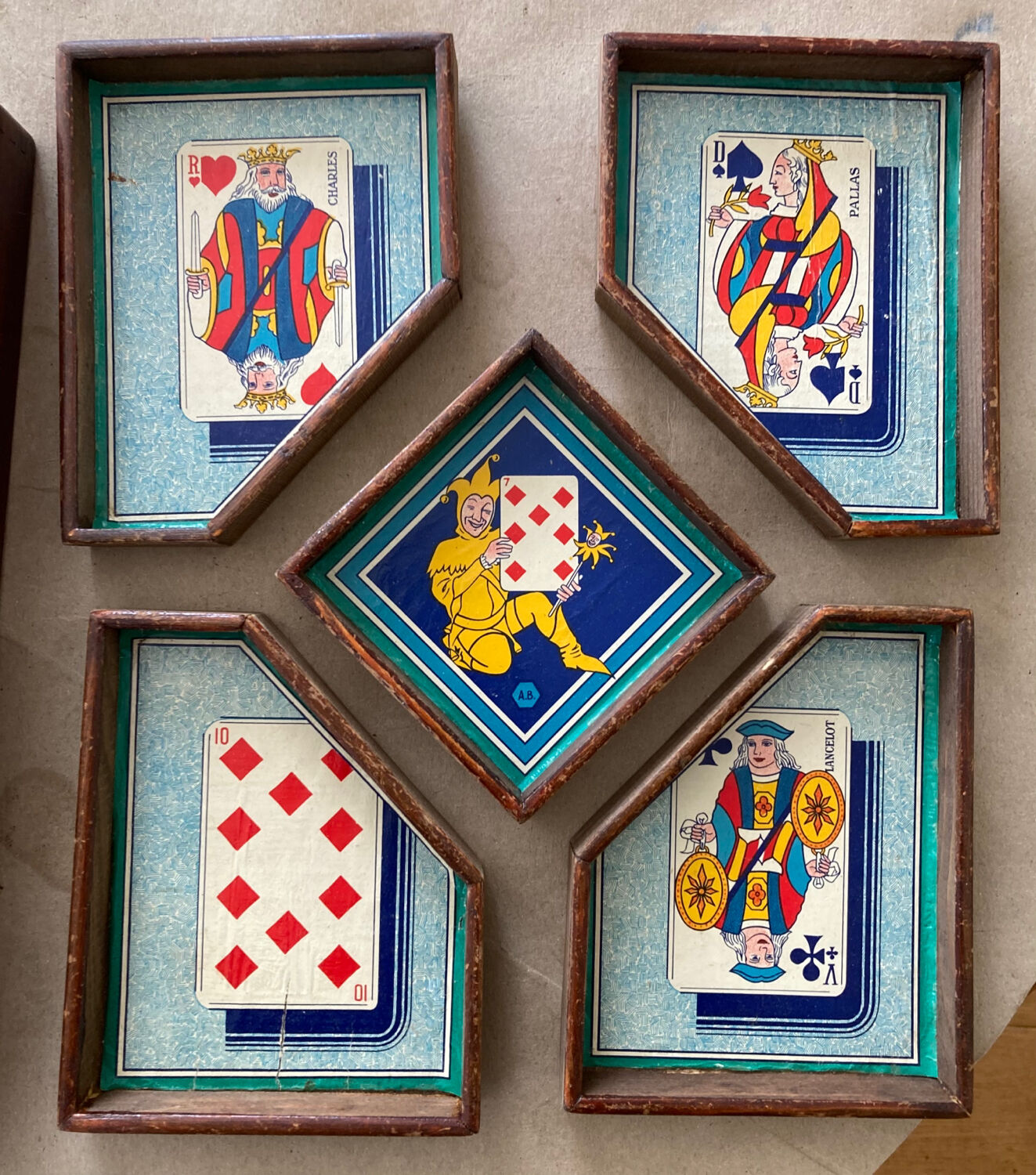 Jeu de société Nain Jaune époque XXe coffret et compartiments en bois