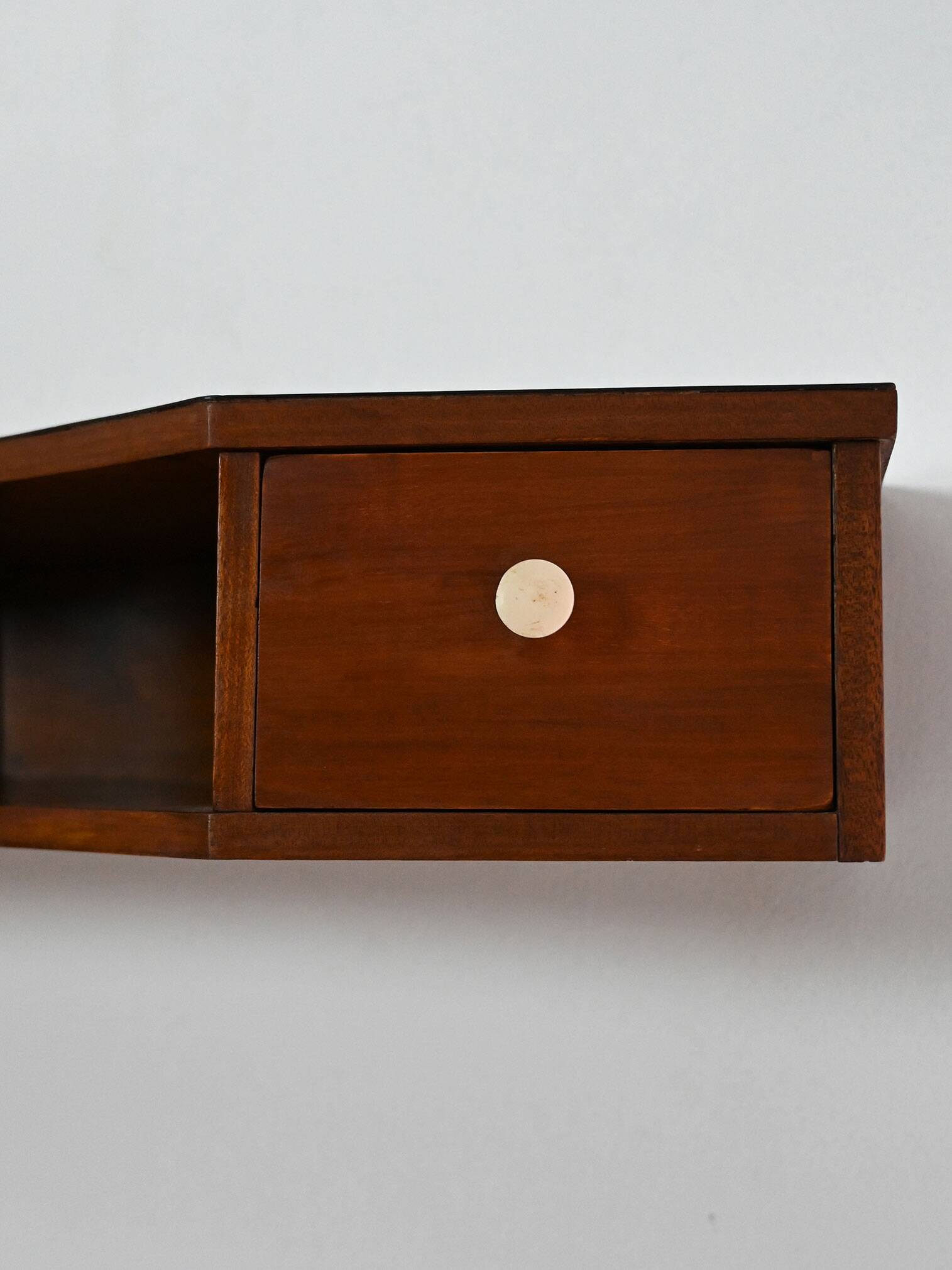 Table de chevet murale scandinave en acajou avec boutons en bakélite