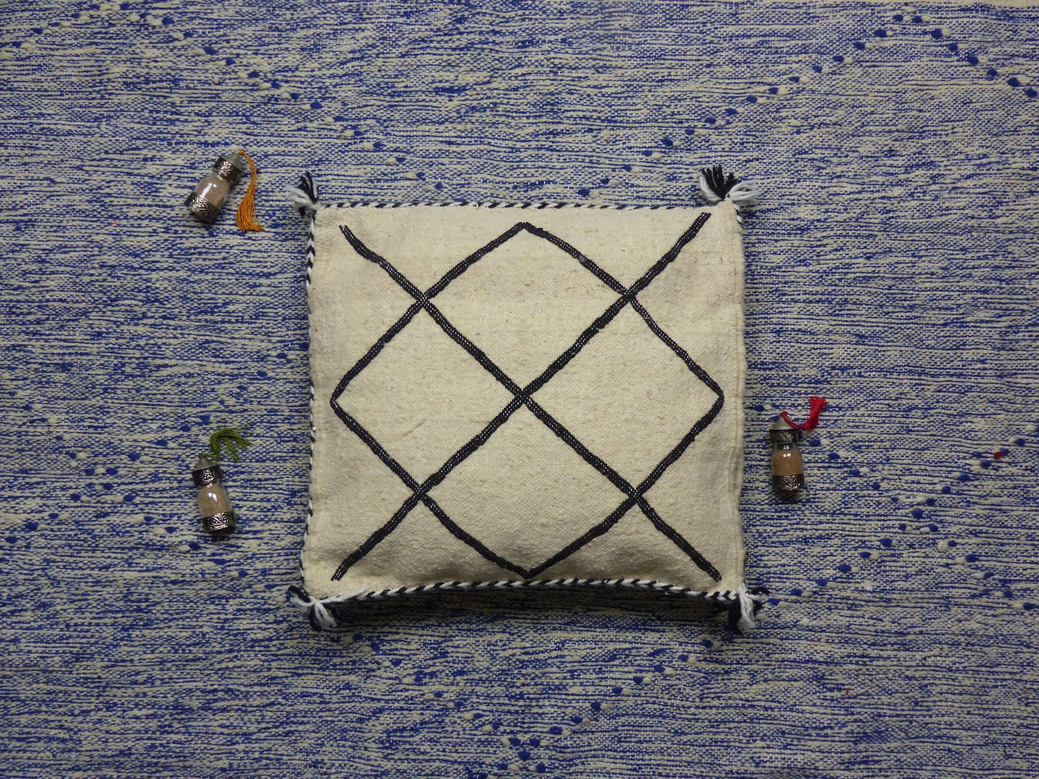 Coussin berbère kilim blanc et noir
