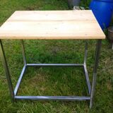 Jolie table, ou console, au piétement en métal brossé et plateau sapin.