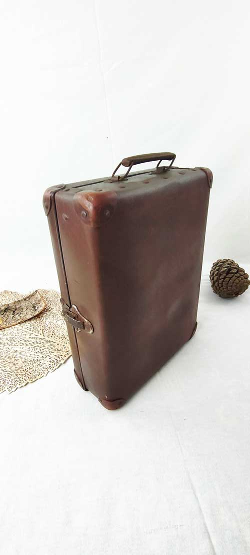 Atypical cardboard suitcase