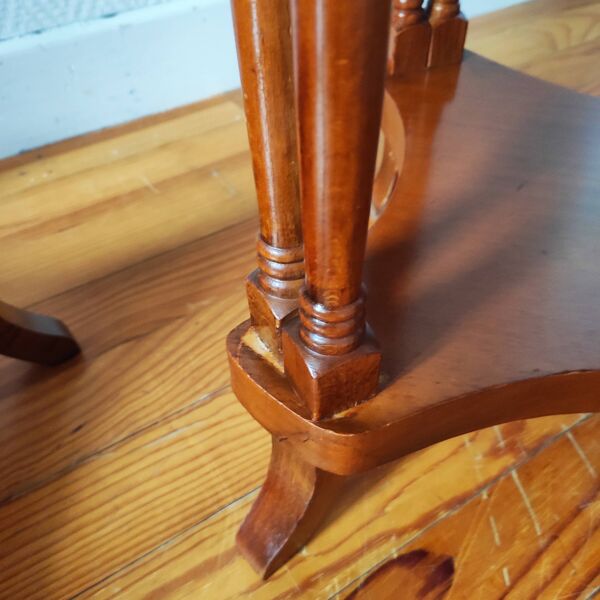Paire de tables de chevet guéridons classique