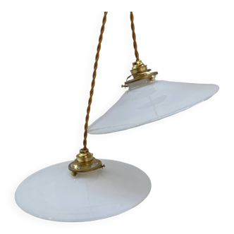 Paire de suspensions vintage en opaline blanche